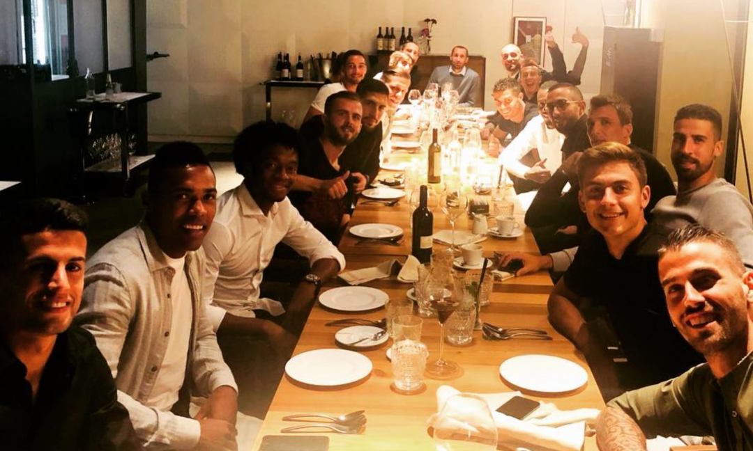 Juve, cena di squadra: la FOTO di gruppo al ristorante