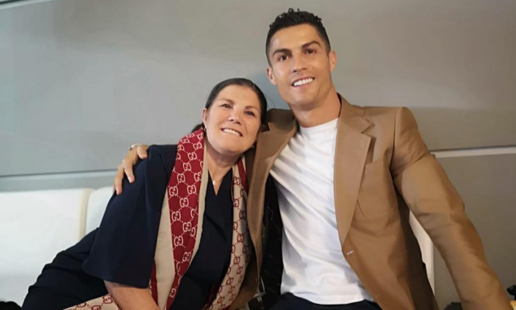 Ronaldo si allena, mamma Dolores gli fa visita a Torino FOTO