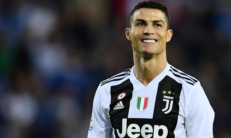 Sorpresa Ronaldo: foto e autografi coi tifosi Juve fuori dalla Continassa