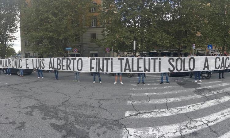 Lazio, duro striscione dei tifosi contro Milinkovic-Savic e Luis Alberto!