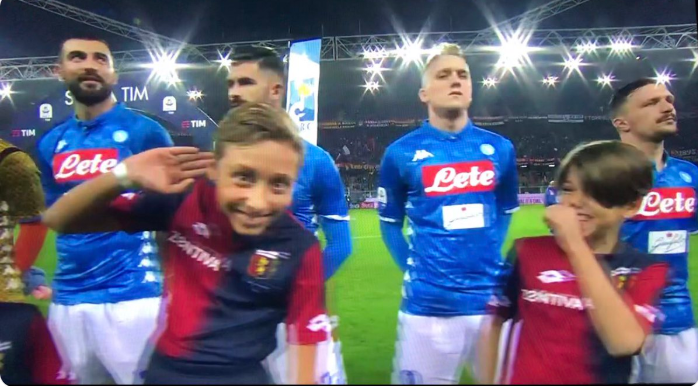 Genoa-Napoli: bimbo fa il gesto di Mourinho prima dell'ingresso in campo FOTO