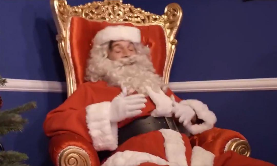 Video Babbo Natale Per Bambini.Psg Buffon Diventa Babbo Natale Per I Bambini Video Ilbianconero Com