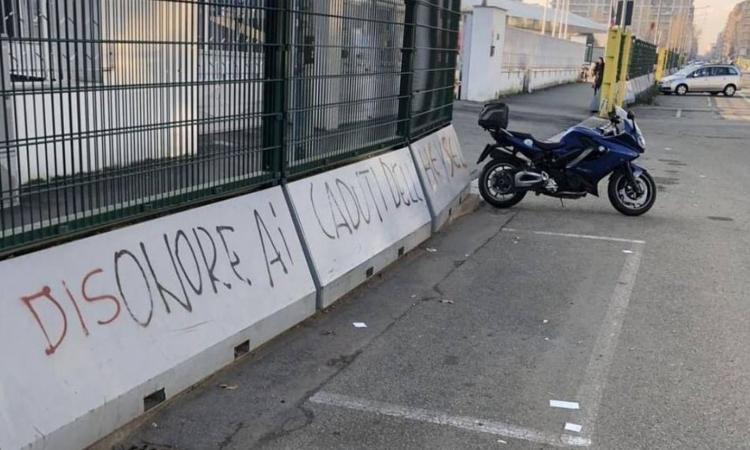 Vergogna Torino, fuori dallo stadio: 'Disonore ai morti dell'Heysel' FOTO