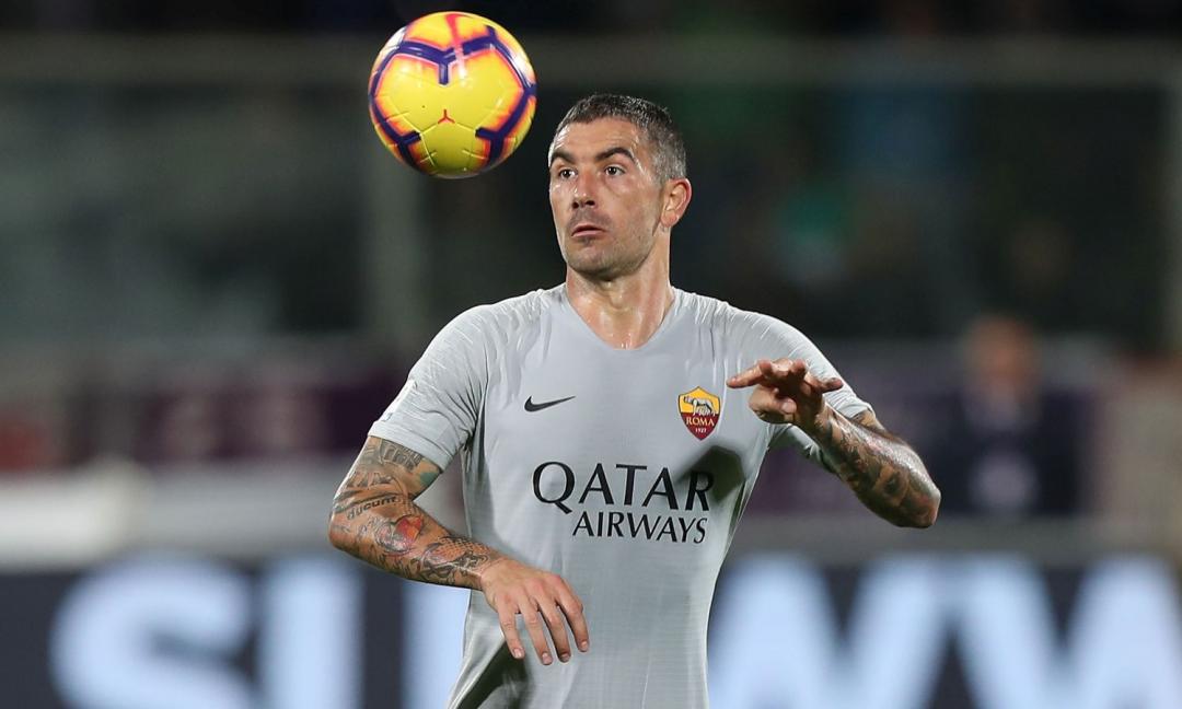 Pazza Roma! Il Cagliari chiude in 9, ma rimonta due gol: è 2-2