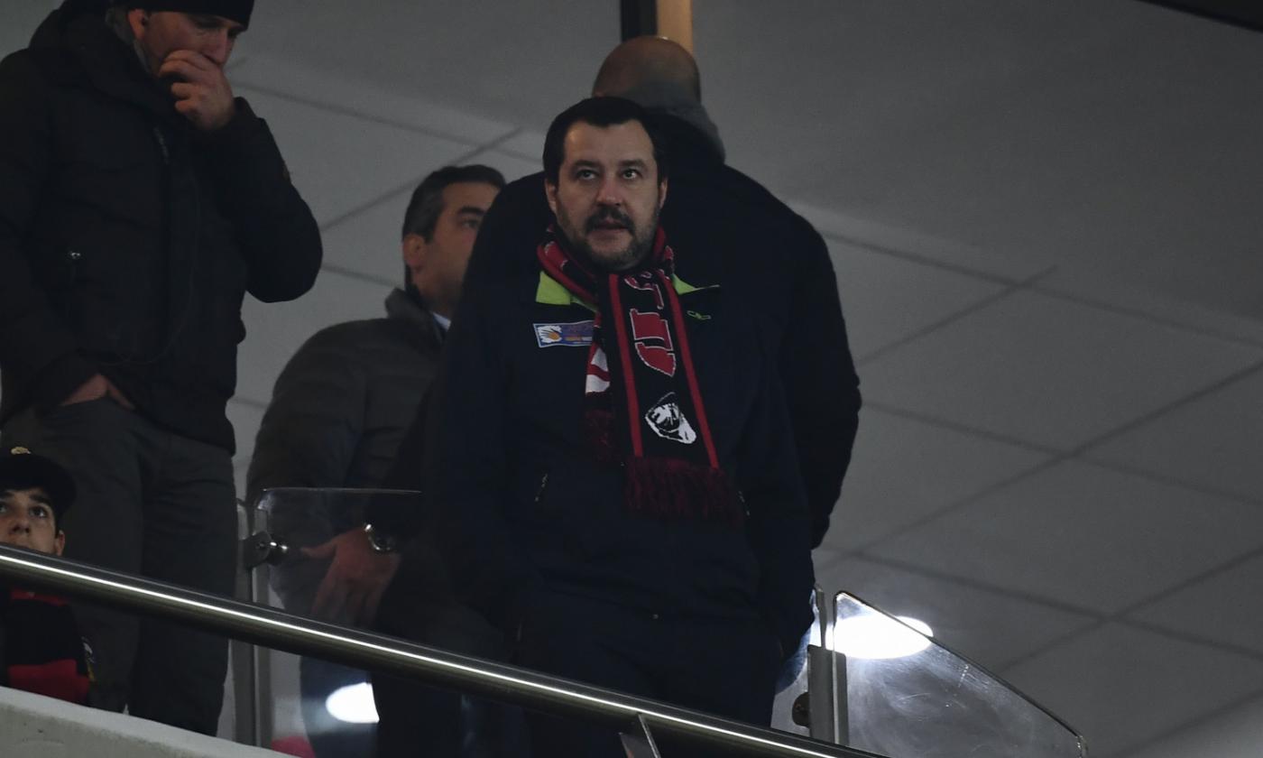 Megafono e tifo da stadio, le immagini di Salvini davanti all'ex Etruria