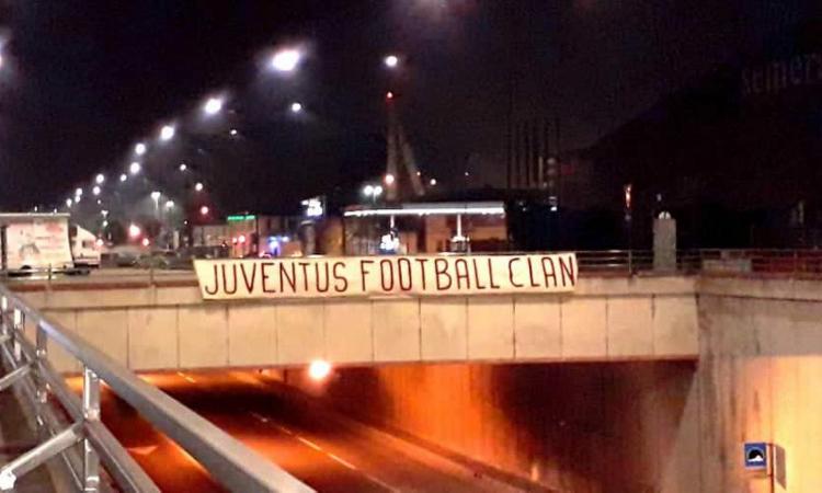 Striscione dei tifosi del Torino fuori dallo Stadium FOTO