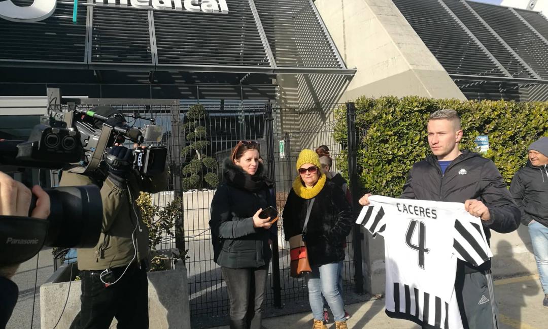 Caceres, sorrisi e selfie all'arrivo: è tutto per i tifosi VIDEO