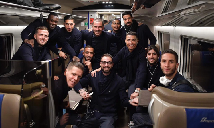 Juve, FOTO di gruppo in treno. Matuidi: 'Come una band in tour'