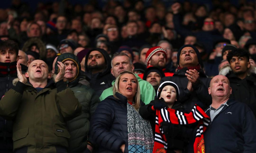 In Italia gli assembramenti fuori, in Premier League si torna allo stadio: ecco quando