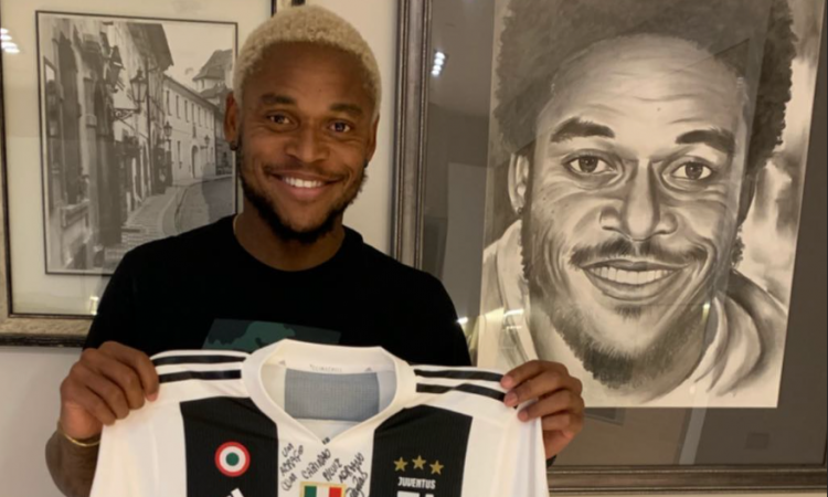 Luiz Adriano con la maglia della Juve FOTO