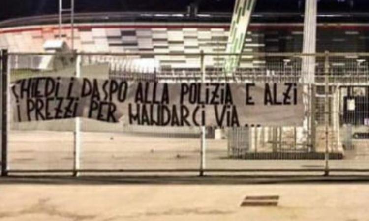 Juve, altri striscioni contro Agnelli fuori dallo Stadium. Poi rimossi FOTO