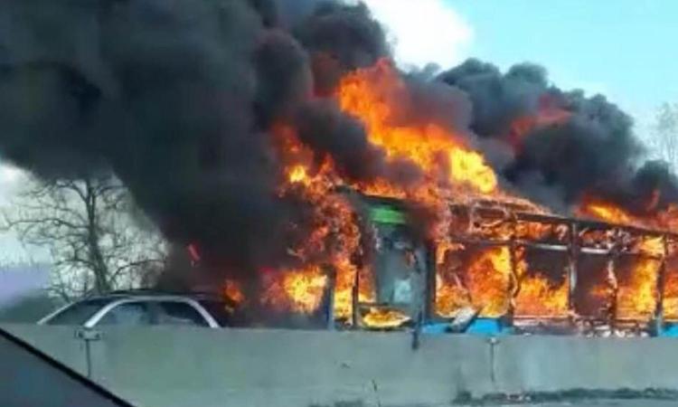 Milano, sequestra un bus e gli dà fuoco: terrore per 51 studenti