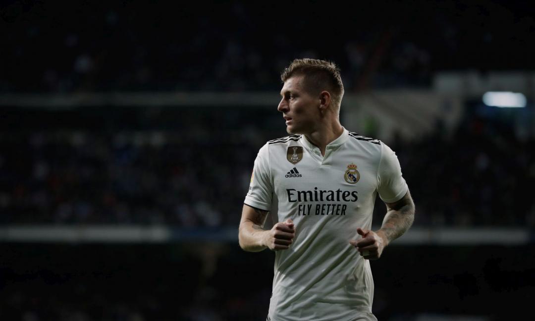 Kroos e Zidane se la ridono: 'Se resta al Real? Ha un contratto...'