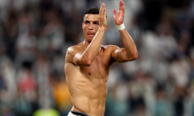 Ronaldo mostra i muscoli in vacanza: il tuffo 'social' fa impazzire i tifosi VIDEO
