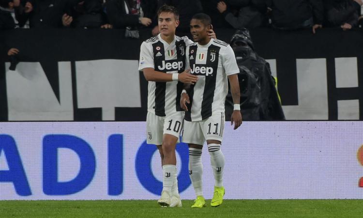 Douglas Costa e i quattro 'in partenza': sorrisi in casa Juve FOTO