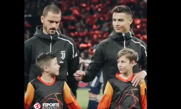 Ronaldo, gesto bellissimo per un bambino prima di Ajax-Juve VIDEO