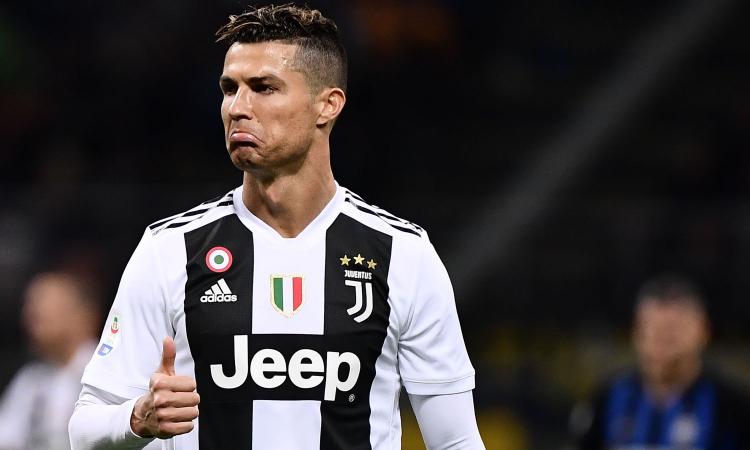 Ronaldo 'saluta' Madeira: la Juve lo aspetta a Torino FOTO