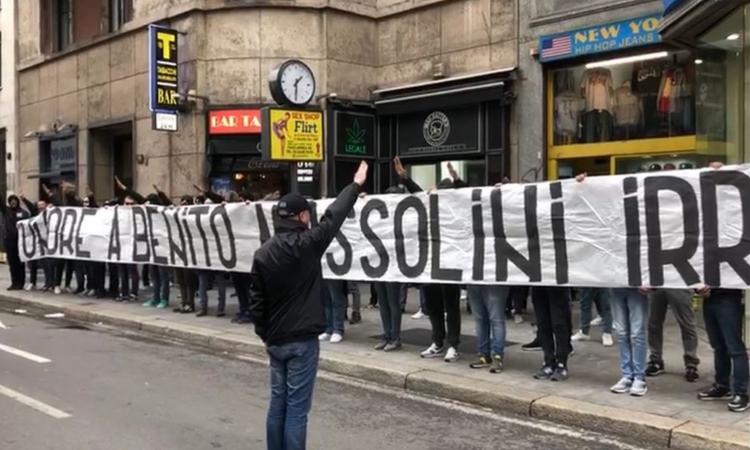 Vergogna a Milano, striscione degli ultras laziali: 'Onore a Mussolini'