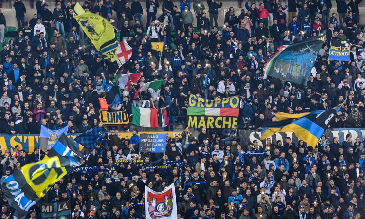 Ultras Inter in massa ad accogliere il pullman: cori, fumogeni e zero distanziamento  VIDEO