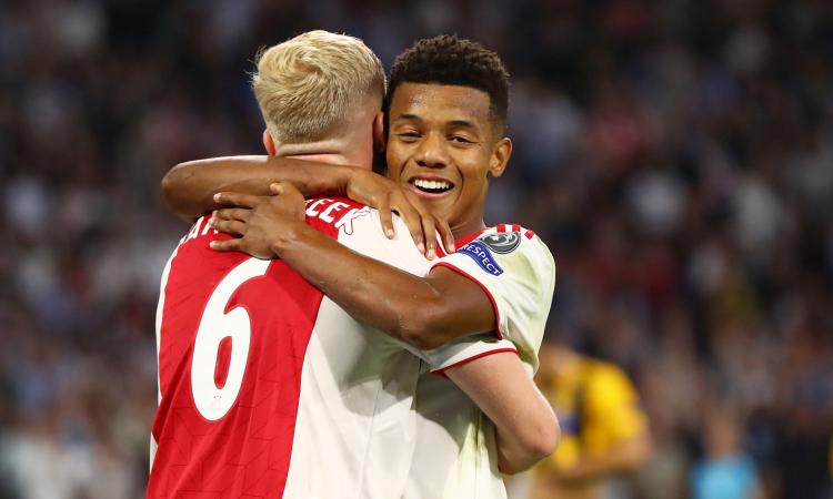 L'Ajax 'conquista' Torino: bandiera sulla Mole FOTO