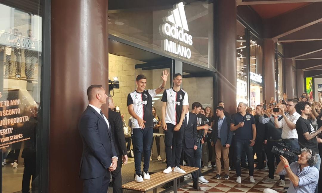 Adidas Milano, cori dei tifosi per Dybala: 'Resta con noi'. Poi contro l'Inter VIDEO