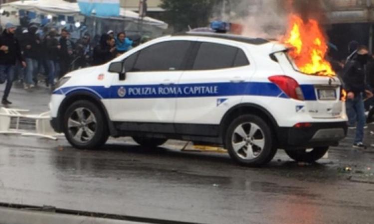 Finale Coppa Italia, è tensione: salta in aria un'auto della polizia municipale