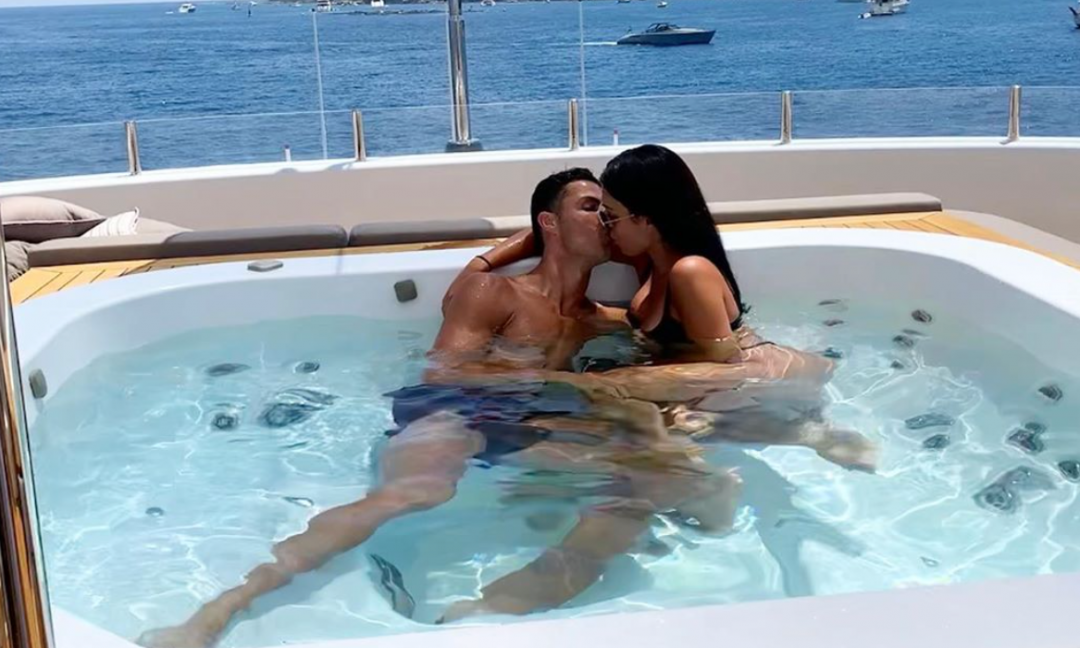 Relax dopo Villar Perosa: Georgina massaggia Ronaldo VIDEO