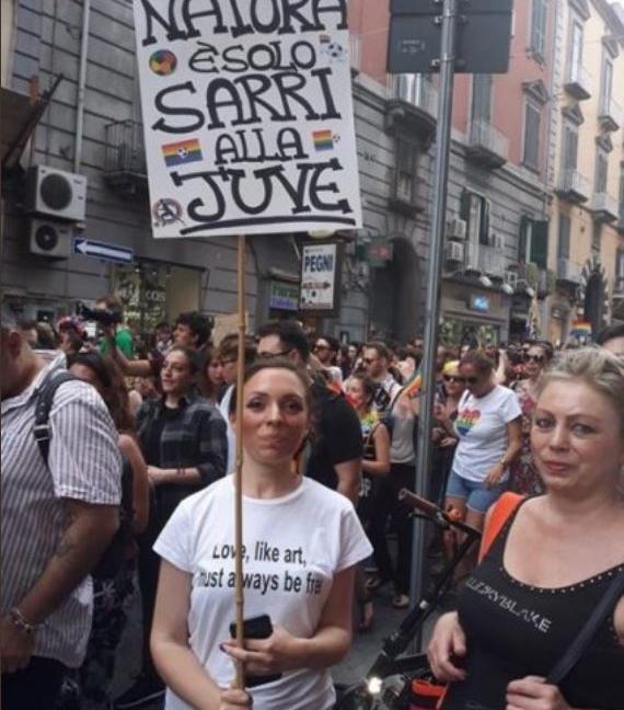 Napoli, contro Sarri anche al Gay Pride: 'Contro natura è lui alla Juve' FOTO