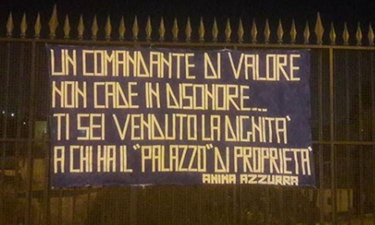 Napoli, striscione contro Sarri: 'Disonore. Dignità venduta al palazzo' FOTO