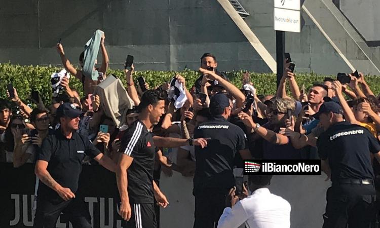 Ronaldo al J-Medical: visite finite. I tifosi: 'Portaci la Champions!' FOTO e VIDEO