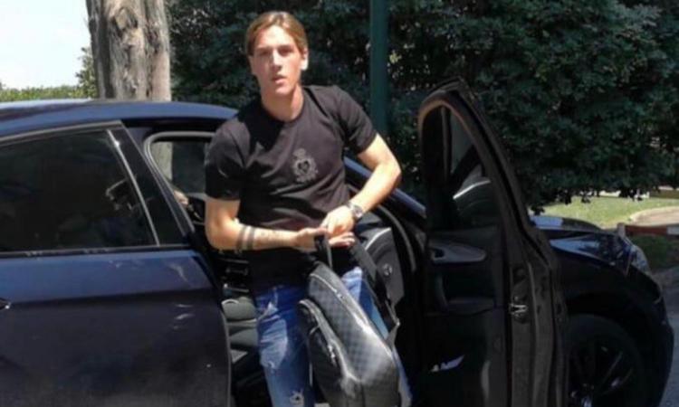 Un tifoso a Zaniolo: 'Resti?', ma lui non risponde. La Juve è pronta