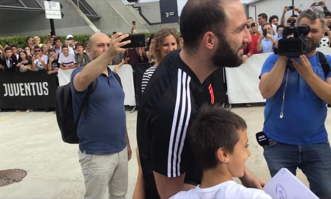 Juve, Higuain sommerso d'amore: i tifosi se ne fregano dei bilanci