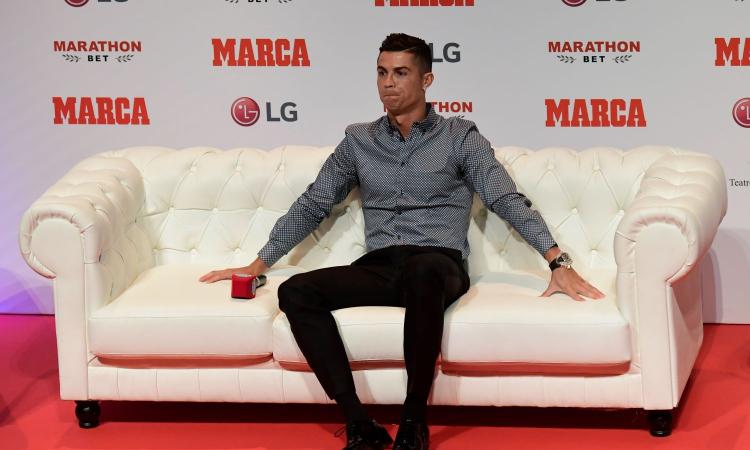 Cristiano Ronaldo ascolta 'Sciccherie': ecco la reazione di Madame sui social