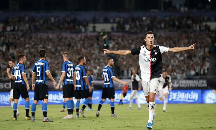 Ronaldo in panchina, ma la regia è sempre su di lui e lo stadio 'esplode'