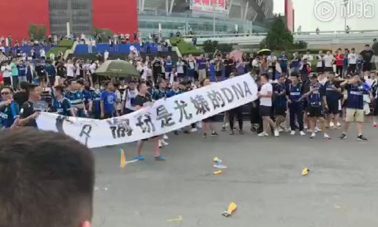 Juve-Inter, tensioni e scontri fuori dallo stadio: 'Rubare è nel DNA della Juve' FOTO e VIDEO