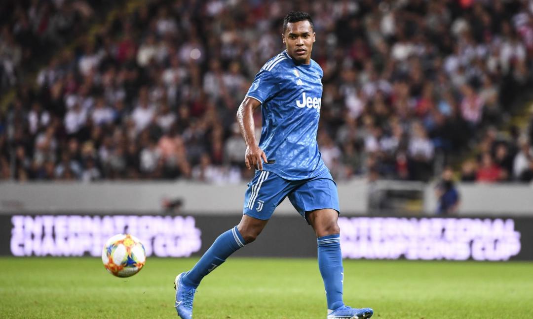 Alex Sandro firma autografi alla Continassa dopo l'allenamento