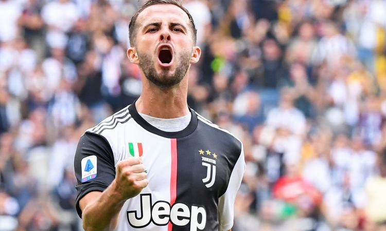 Pjanic replica: 'Da quella posizione, abbracciatene un altro' FOTO