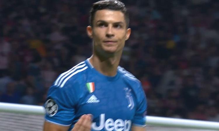 Aeroplanino e gesto della paura, Ronaldo provoca ancora i tifosi dell'Atletico FOTO