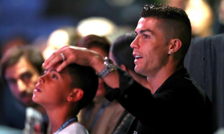 Ronaldo, che eleganza per Natale con Cristiano Jr FOTO