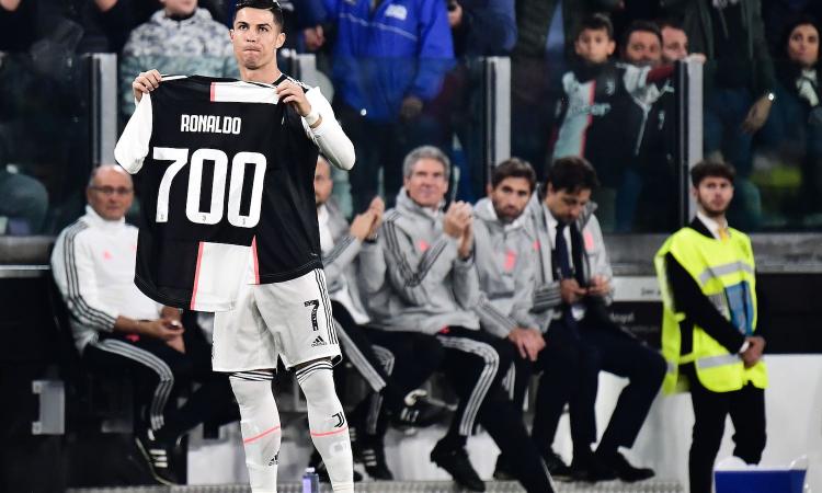 Ronaldo: 'E' stato speciale ricevere la maglia per i 700 gol nel nostro stadio'
