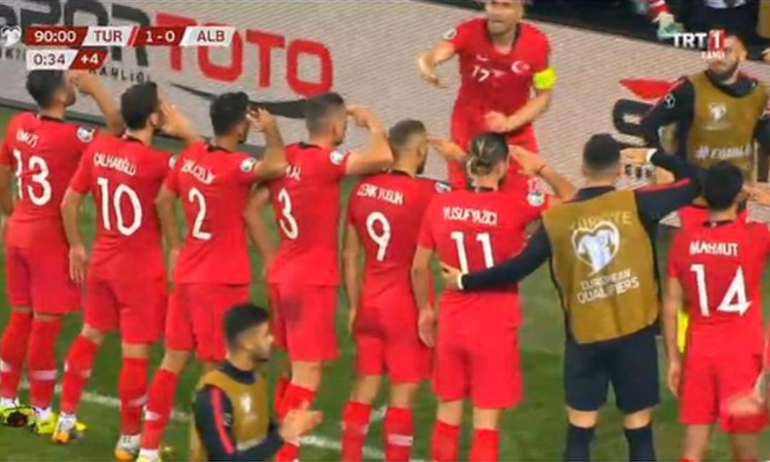 Turchia, i calciatori appoggiano Erdogan: anche Demiral in posa militare FOTO
