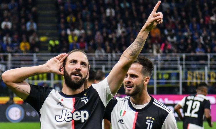 Ex Juve, Higuain e Pjanic di nuovo insieme: l'abbraccio fa emozionare VIDEO