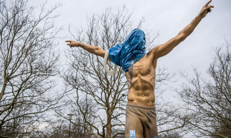 Ibra, statua vandalizzata: naso tagliato via dai tifosi FOTO