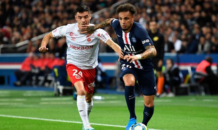 PSG-Borussia, assurdo! Porte chiuse per il coronavirus, ma Kurzawa esce ad abbracciare i tifosi! VIDEO