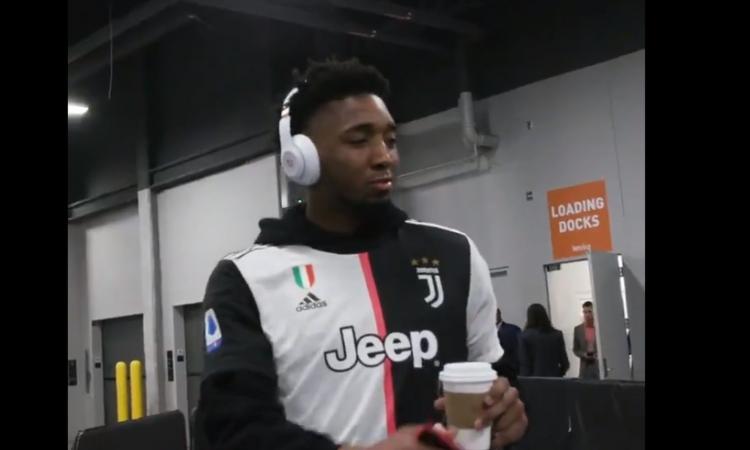 Juve-NBA, che storia: Mitchell nel prepartita veste bianconero! FOTO