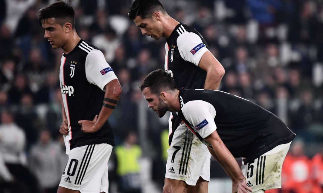 Tre giocatori con il coronavirus, cinque in fuga all'estero: la strana sensazione di una Juve spaccata e senza guida