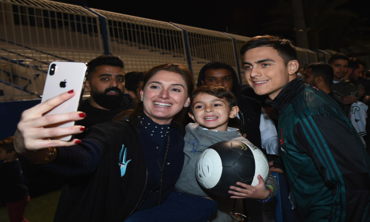 Juve, Dybala pronto ai saluti: 'Sono giorni di selfie e autografi', i tifosi gli strappano gli ultimi sorrisi