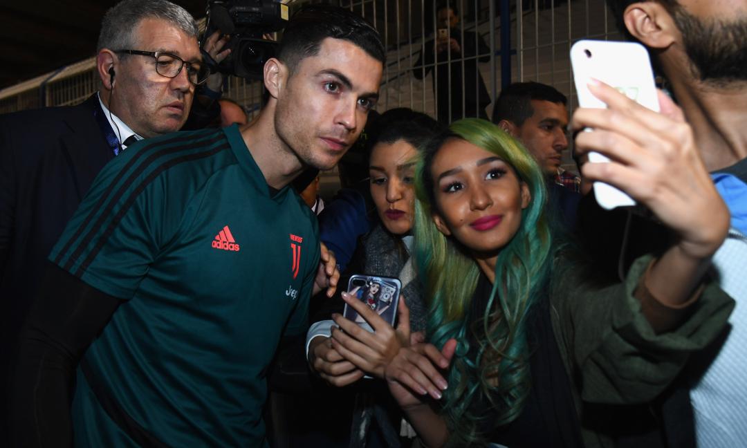 Juve, prima dell'allenamento selfie e autografi coi tifosi FOTO e VIDEO