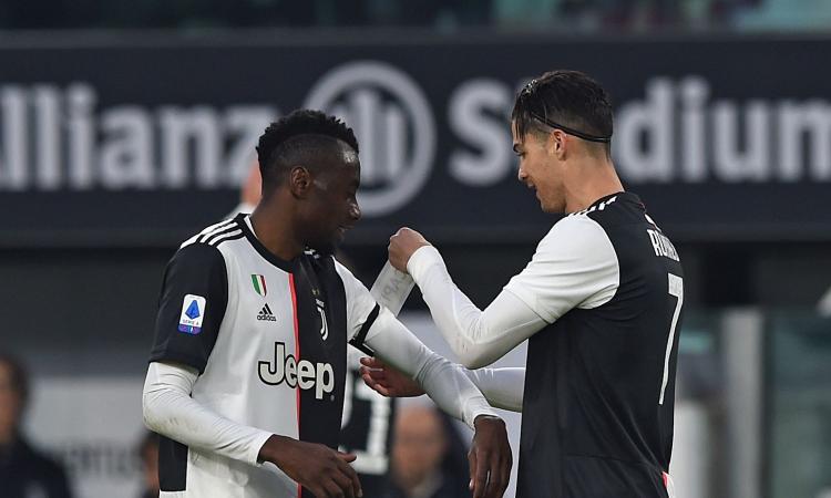 Ronaldo consegna la fascia a Matuidi, i tifosi applaudono: 'Commovente' GALLERY