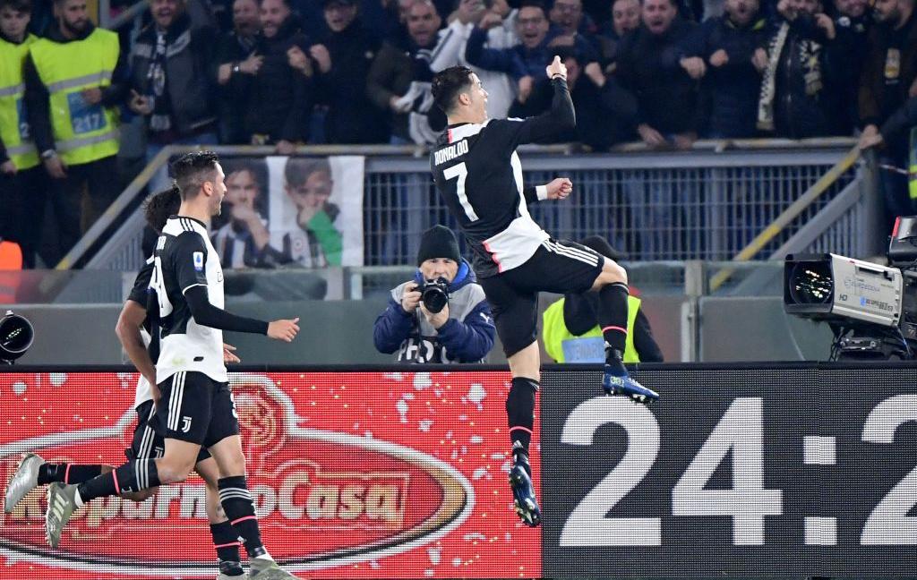 CR3: Ronaldo posa con il pallone dopo la tripletta FOTO